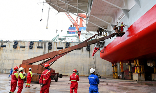 圖為現場作業人員對平臺艙室進行改造，以滿足后續 EPS設備作業需要。