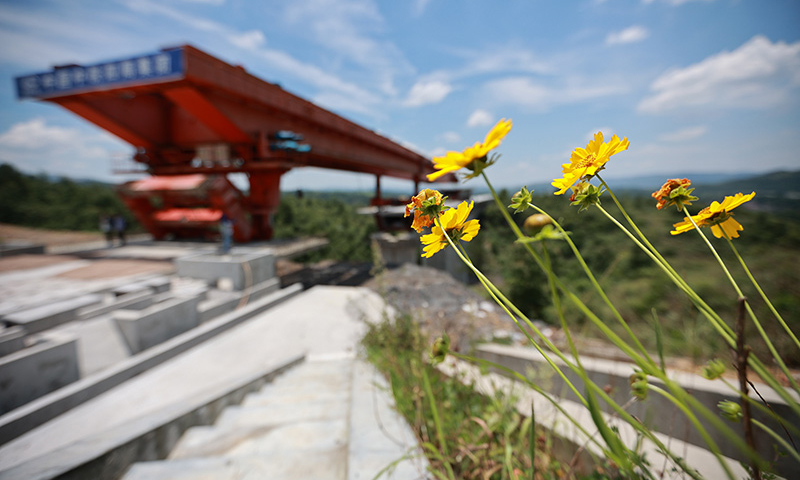 圖為6月7日，銀坡河特大橋最后一片箱梁正在架設(shè)中。（新華社記者 劉續(xù) 攝）