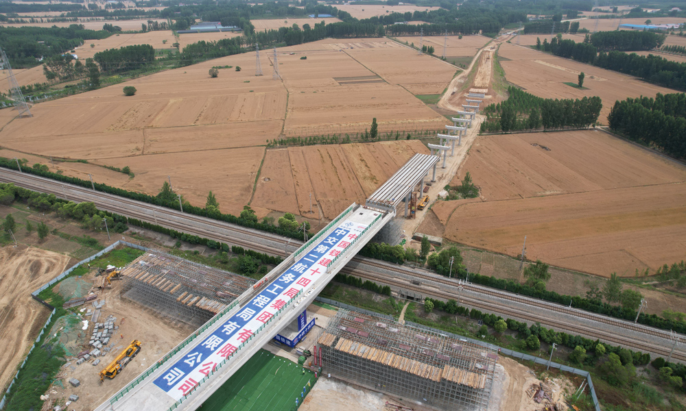 6月7日上午，經過一個多小時的封閉施工，京臺高速泰安至棗莊段改擴建項目微山島連接線跨京滬鐵路轉體橋順利完成轉體，為項目年底通車奠定了堅實基礎。圖為項目現場。