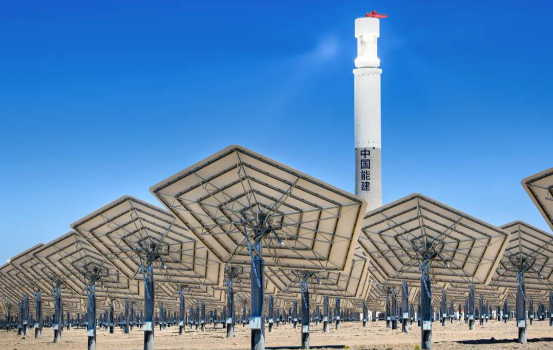 在項目建設過程中，中國能建投資公司帶領參建各方克服了高溫、酷暑、風沙、嚴寒、新冠肺炎疫情等不利因素影響，組建國內技術團隊，成立國產化技術攻關小組，積極推進國產化調試方案，打通技術瓶頸解決，攻克熔鹽管道和吸熱器凝堵等技術難題，最終實現在夜間無光條件下利用日間儲熱并網發電。圖為項目現場。