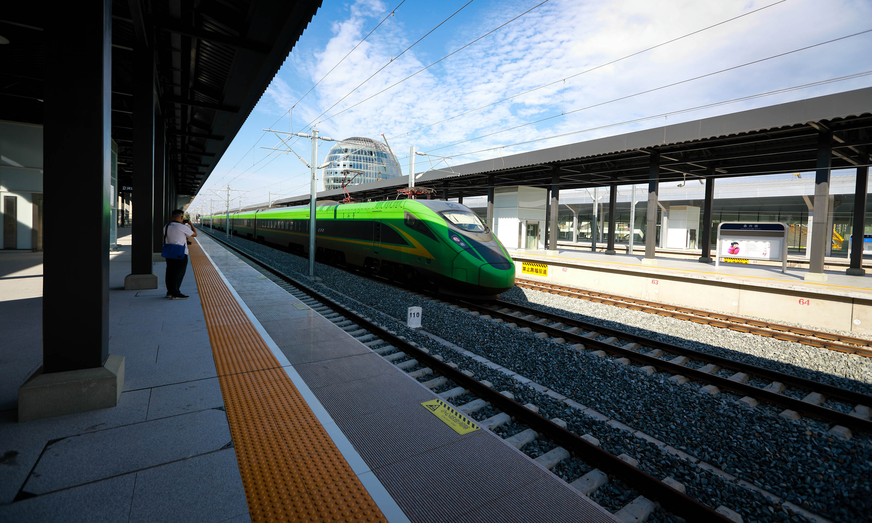 施工采用了近13萬塊用南湖湖心泥燒制而成的青磚和紅磚在近5000塊磚上刻印“建黨百年”、“嘉興2021”、“嘉興1921”字樣，為老站房增添了著厚重的紀念意義。