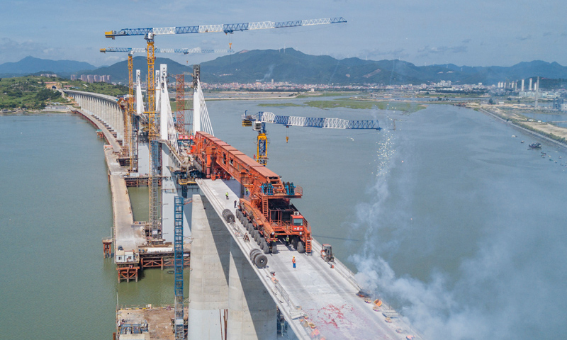 圖為7月11日，在新建福廈鐵路湄洲灣跨海大橋建設現場，“昆侖號”千噸級運架一體機完成架梁任務后的慶祝場面。（新華社記者 宋為偉 攝）