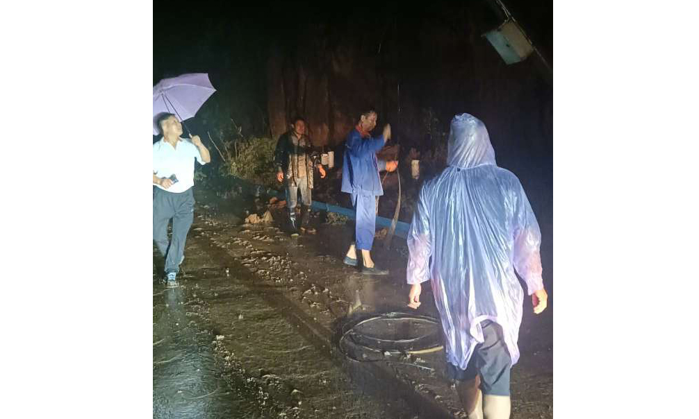 中國聯通工作人員冒雨搶修故障，暴風驟雨中誓保通信安全。