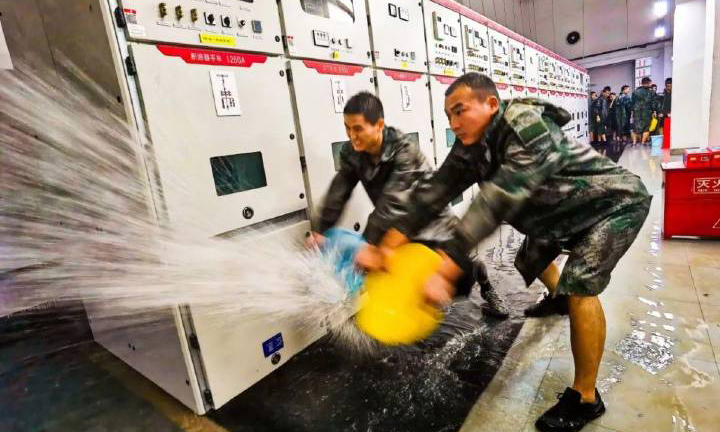 中國聯通工作人員冒雨搶修故障，暴風驟雨中誓保通信安全。