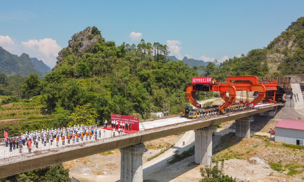7月26日，一榀長32米、重900噸的箱梁穩穩落在貴南高鐵澄江雙線特大橋墩臺上，標志著這座全線長度最長、連續梁跨度最廣、拼裝梁體量最大的大橋施工取得重要進展。至此，中國中鐵北京工程局貴南高鐵項目都安制梁場612榀簡支梁架設施工圓滿完成，開始全面進入加速收尾階段，為后續無砟軌道道床施工奠定了基礎。