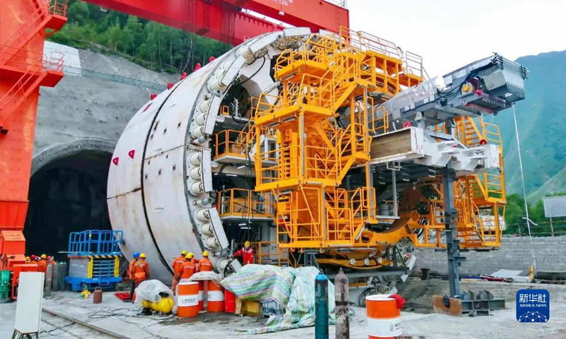 中國制造的全球最大直徑全斷面硬巖掘進(jìn)機(jī)“高加索號(hào)”日前在格魯吉亞組裝完畢并投入使用。圖為9月7日在格魯吉亞古多里組裝過程中的“高加索號(hào)”全斷面硬巖掘進(jìn)機(jī)。