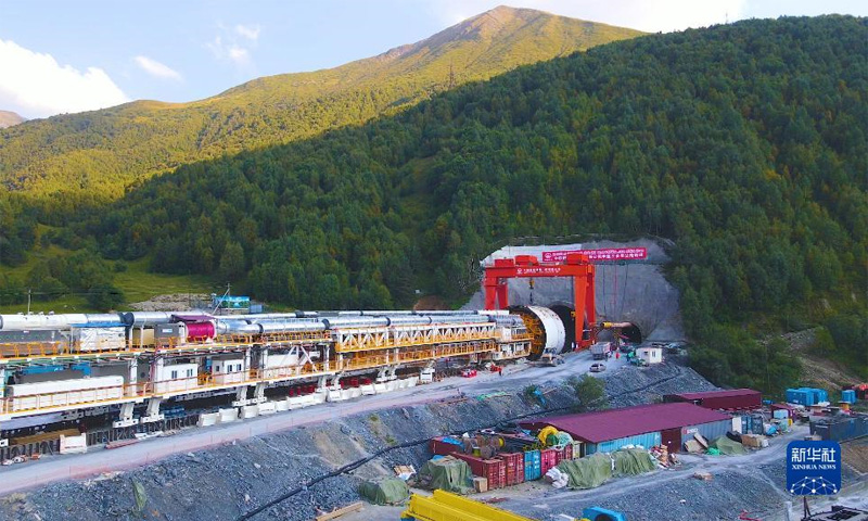 “高加索號(hào)”掘進(jìn)機(jī)將主要應(yīng)用于格魯吉亞南北交通走廊科維謝提至科比段公路隧道的施工，由中鐵隧道局集團(tuán)和中鐵裝備集團(tuán)聯(lián)合研制，完全采用中國設(shè)計(jì)、中國標(biāo)準(zhǔn)，由中方獨(dú)立制造。圖為9月7日在格魯吉亞古多里組裝過程中的“高加索號(hào)”全斷面硬巖掘進(jìn)機(jī)。