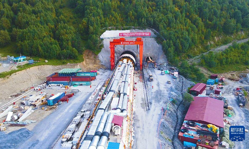 掘進(jìn)機(jī)直徑15.08米，全長182米，總重量3900噸，最大推力2.26萬噸，總功率9900千瓦，是目前全球最大直徑全斷面硬巖掘進(jìn)機(jī)。圖為9月7日在格魯吉亞古多里組裝過程中的“高加索號(hào)”全斷面硬巖掘進(jìn)機(jī)。