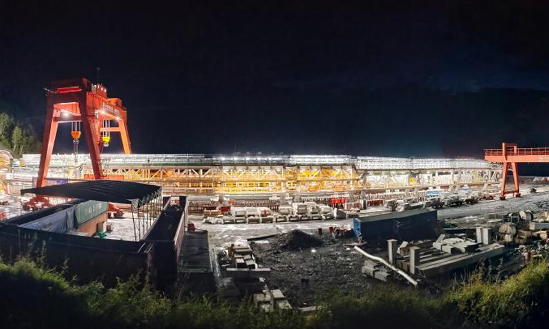 圖為9月2日在格魯吉亞古多里組裝過程中的“高加索號(hào)”全斷面硬巖掘進(jìn)機(jī)。