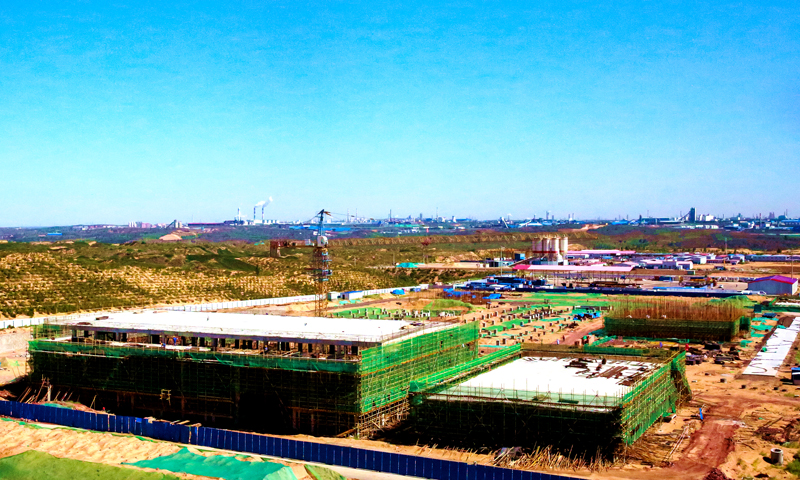 該公司依托乙二醇裝置，通過(guò)延伸產(chǎn)業(yè)鏈，建設(shè)世界首套5萬(wàn)噸/年聚乙醇酸可降解材料示范項(xiàng)目（簡(jiǎn)稱PGA項(xiàng)目）。據(jù)悉，該項(xiàng)目為集團(tuán)公司2021年十大科技項(xiàng)目之一，采用自主知識(shí)產(chǎn)權(quán)技術(shù)，產(chǎn)品在土壤和海水等自然環(huán)境下可實(shí)現(xiàn)完全降解。圖為該公司可降解材料示范項(xiàng)目建設(shè)現(xiàn)場(chǎng)。