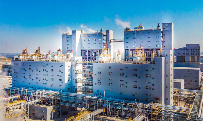 該公司186萬(wàn)噸/年煤制甲醇項(xiàng)目于2020年12月26日實(shí)現(xiàn)氣化爐一次投煤成功，并于12月28日一次打通全流程，用時(shí)37小時(shí)產(chǎn)出合格MTO級(jí)甲醇，創(chuàng)造了國(guó)內(nèi)從投料到產(chǎn)出甲醇用時(shí)最短的紀(jì)錄。圖為該公司氣化變換裝置。