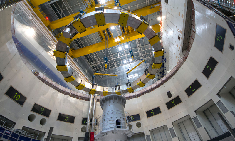 由中核集團中國核電工程有限公司牽頭，攜手中國核工業二三建設有限公司、核工業西南物理研究院、中科院等離子體物理研究所、法國法馬通公司參與組成的TAC1中法聯合體團隊通力協作，多次開展三維模擬演練，在9月13日試吊成功，并在9月16日PF5正式吊裝一次落位成功。