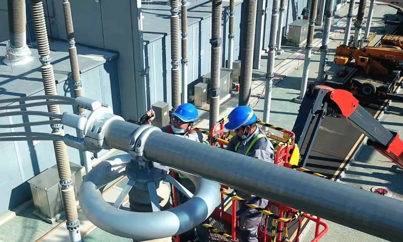 在綠色、共享、開放、廉潔的辦奧理念指引下，國家電網(wǎng)有限公司精心謀劃部署，全力以赴做好冬奧會(huì)供電保障各項(xiàng)籌備工作，助力為世界奉上一屆“精彩、非凡、卓越”的冬奧盛會(huì)。圖為張北柔直工程北京延慶換流站年度“首檢”工作現(xiàn)場(chǎng)。