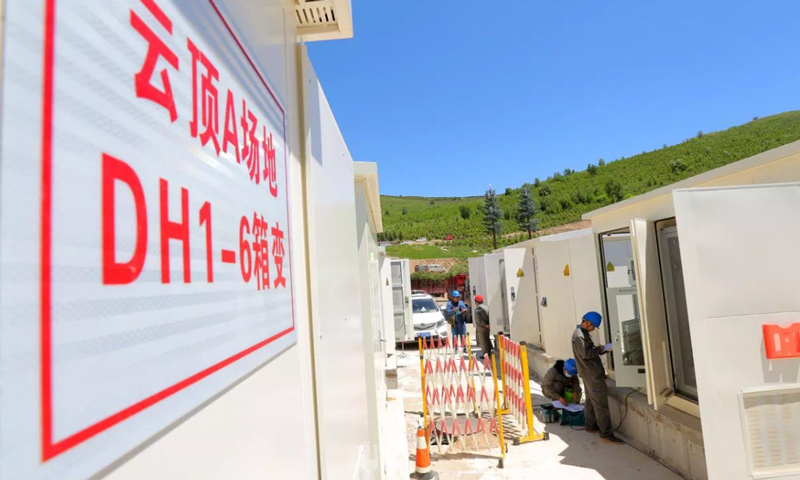 圖為國網(wǎng)冀北電力員工對(duì)云頂場(chǎng)館群箱變進(jìn)行預(yù)試。