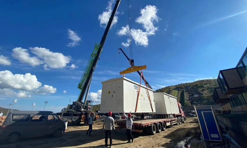 圖為位于云頂場(chǎng)館奧運(yùn)轉(zhuǎn)播區(qū)的箱式變電站吊裝上臺(tái)。