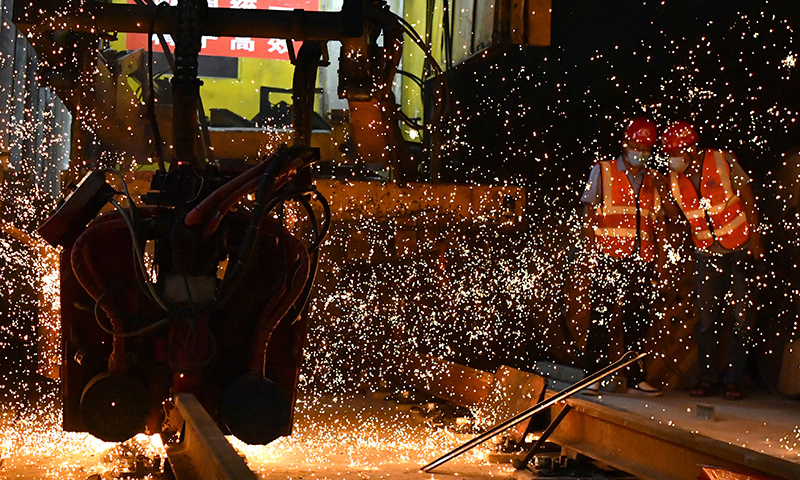 圖為在鄭許市域鐵路鄭州段，焊軌機(jī)正在進(jìn)行焊軌作業(yè)。(新華社記者 李嘉南 攝)