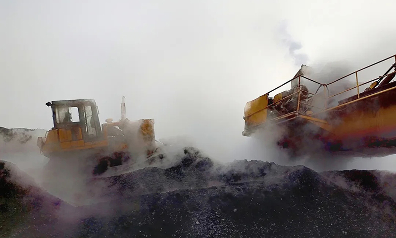 圖為華能豐電能源公司積極開展儲煤工作，燃料管理人員正在煤場進行摻配作業(yè)。