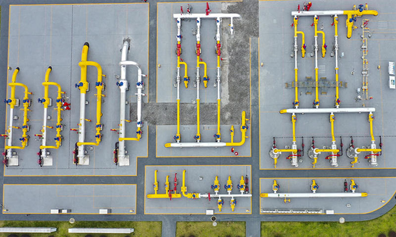 11月11日，中國石油西南油氣田公司相國寺儲(chǔ)氣庫正式進(jìn)入第八采氣周期，加入全國儲(chǔ)氣庫調(diào)峰保供行列。預(yù)計(jì)今冬明春計(jì)劃調(diào)峰采氣量將突破歷史峰值，為守護(hù)萬家溫暖再增“底氣”。圖為中國石油西南油氣田公司相國寺儲(chǔ)氣庫工作人員對(duì)集輸區(qū)設(shè)備進(jìn)行安全巡檢（無人機(jī)照片）。（新華社記者 黃偉 攝）