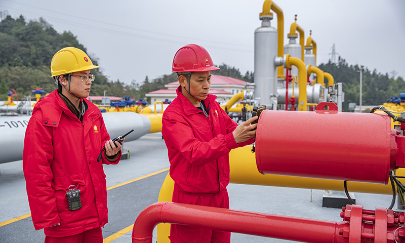 據(jù)介紹，在本次采氣周期內(nèi)，相國寺儲(chǔ)氣庫的22口井將參與采氣，日采氣量最大可達(dá)2855萬立方米，按照冬季每個(gè)三口之家每天用氣1.5立方米計(jì)算，每天可供1900萬戶家庭用氣。圖為中國石油西南油氣田公司相國寺儲(chǔ)氣庫工作人員在巡檢時(shí)打點(diǎn)，將巡檢路線及時(shí)上傳。（新華社記者 黃偉 攝）