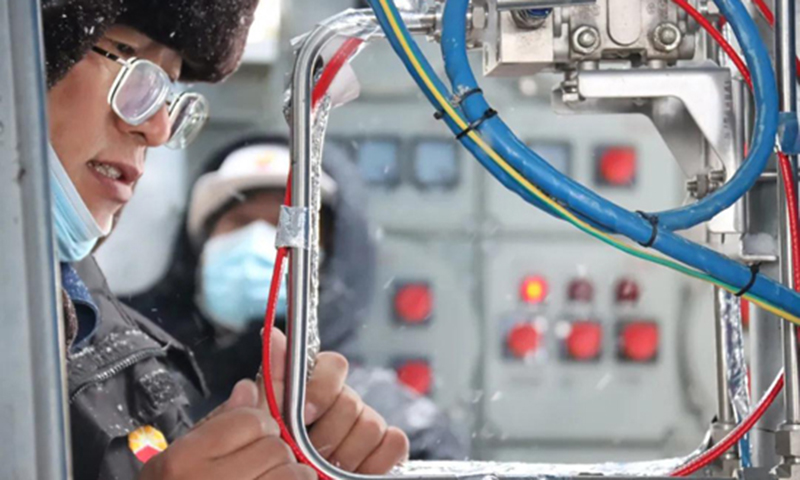 極端天氣為企業(yè)安全生產(chǎn)帶來影響，遼陽石化儀電專業(yè)人員頂風(fēng)冒雪，第一時(shí)間為重點(diǎn)裝置及關(guān)鍵設(shè)備添上“暖衣”，確保裝置在嚴(yán)寒天氣中連續(xù)高效運(yùn)行，生產(chǎn)優(yōu)質(zhì)產(chǎn)品供應(yīng)市場(chǎng)。