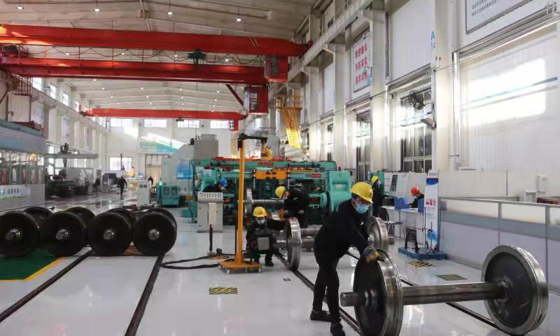 國家能源集團鐵路裝備陜西分公司精準施修保質提產，現全年已完成修竣輪軸38071條，為保供“硬指標”把薪助火。