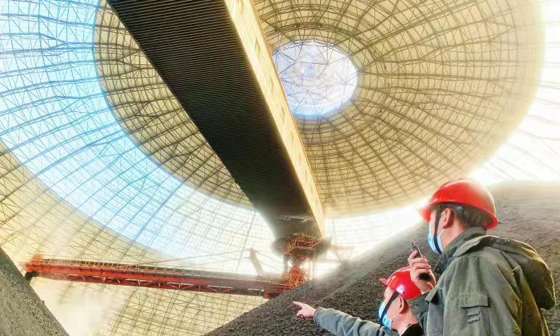 國家能源集團國神公司煤礦單位職工現場指揮堆煤機落煤，全力保障供應。