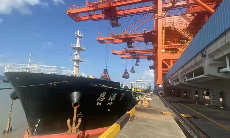 國家能源集團浙江寧海電廠碼頭卸煤，保障電廠燃煤供應。