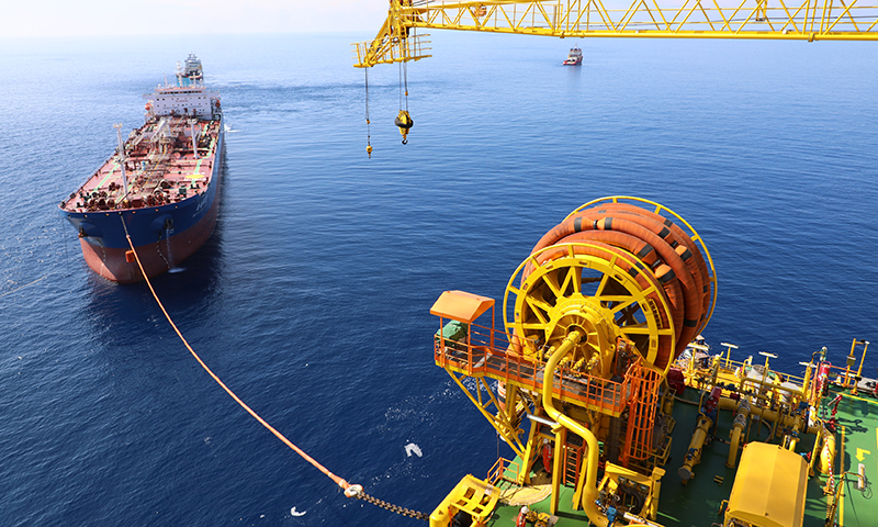近日，中國(guó)海洋石油集團(tuán)有限公司（簡(jiǎn)稱中國(guó)海油）宣布，我國(guó)首個(gè)自主開發(fā)建設(shè)的1500米超深水大氣田“深海一號(hào)”日產(chǎn)天然氣1000萬(wàn)立方米，提前達(dá)到設(shè)計(jì)產(chǎn)量峰值，具備了每年產(chǎn)氣30億立方米的能力，標(biāo)志著我國(guó)海洋石油工業(yè)全面掌握超深水氣田的生產(chǎn)運(yùn)維完整技術(shù)體系，為海上氣田保供粵港瓊等經(jīng)濟(jì)熱點(diǎn)地區(qū)提供了新的支撐。圖為“深海一號(hào)”向油輪輸送凝析油。