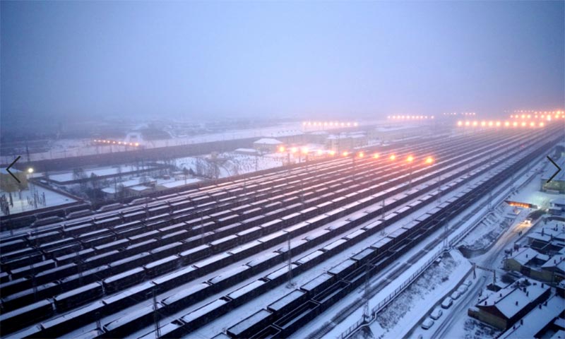 為保障運輸組織穩定高效，國家能源集團朔黃鐵路強化責任擔當，凝心聚力、主動作為，充分發揮“西煤東運”第二大通道作用。圖為朔黃鐵路等待發車的運煤列車。
