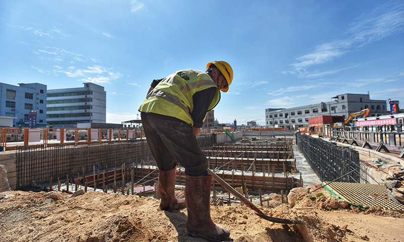 圖為12月7日，施工人員在深圳地鐵3號線四期工程坪地六聯(lián)站工地作業(yè)。（新華社記者 劉大偉 攝）