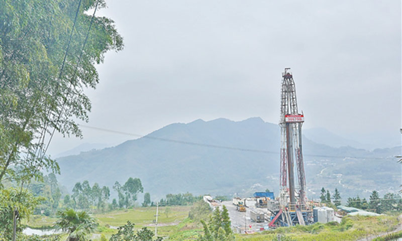 這里是大慶油田“未來(lái)實(shí)現(xiàn)穩(wěn)油增氣的重要戰(zhàn)場(chǎng)”，大慶油田第一個(gè)上下游一體化風(fēng)險(xiǎn)合作項(xiàng)目——海壩區(qū)塊鉆前工程、鉆井、壓裂、固井等18個(gè)方面的工作進(jìn)行得如火如荼，成為大慶油田高質(zhì)量市場(chǎng)開(kāi)發(fā)的“重要戰(zhàn)場(chǎng)”。闖川渝，爭(zhēng)大氣。承擔(dān)川渝地區(qū)流轉(zhuǎn)區(qū)塊開(kāi)發(fā)重任的大慶油田重慶分公司，弘揚(yáng)大慶精神、鐵人精神，挑起川渝地區(qū)“大戰(zhàn)略、大場(chǎng)面”的重任，以“兩新兩高”為目標(biāo)，圍繞增儲(chǔ)上產(chǎn)“大干快上”，為“十四五”末川渝地區(qū)天然氣產(chǎn)量上產(chǎn)35億立方米蓄能積勢(shì)。圖為矗立在懸崖邊上的102H16井。