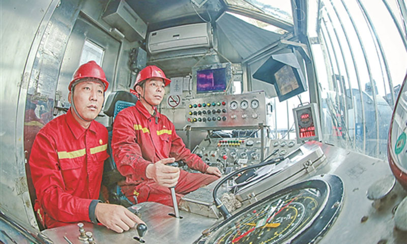 闖川渝，立標(biāo)桿。大慶油田勘探事業(yè)部川渝勘探項(xiàng)目經(jīng)理部按照“加快川渝”戰(zhàn)略部署,堅(jiān)持“海陸并進(jìn)、油氣并舉、常非并重”的勘探原則,形成4項(xiàng)創(chuàng)新性認(rèn)識(shí),有力指導(dǎo)勘探實(shí)踐,潼探1井、合深4井、營(yíng)23H井、平安1井、合深5井……多領(lǐng)域的重大突破，堅(jiān)定了川渝地區(qū)呈現(xiàn)“大場(chǎng)面、大發(fā)展”的信心。圖為鉆井隊(duì)司鉆精細(xì)操作，確保鉆井質(zhì)量。