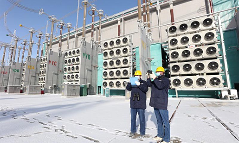 國家電網有限公司認真學習貫徹黨的十九屆六中全會精神，全面落實中央經濟工作會議重大部署，確保能源供應，全力抓好電力保供工作，多措并舉保障電網安全和電力可靠供應。圖為國網甘肅電力員工在祁連換流站開展雪后巡視。