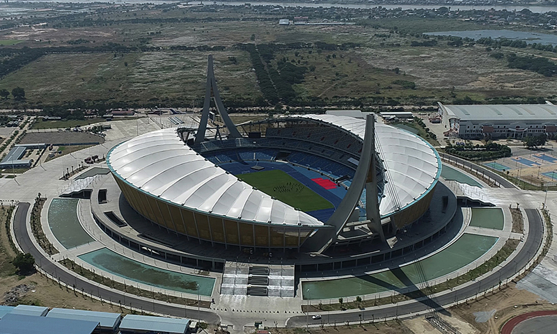 由中國政府援建、中國建筑股份有限公司承建的柬埔寨國家體育場項目18日正式啟用，柬埔寨首相洪森和中國駐柬埔寨大使王文天出席啟用儀式。圖為在柬埔寨金邊拍攝的中國援建的柬埔寨國家體育場（無人機照片）。(新華社發 索萬納拉 攝）