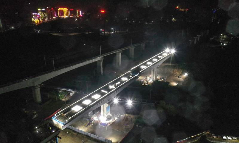 作為該線的關(guān)鍵控制性工程，銀盞特大橋跨越交通大動脈京廣鐵路，與廣清城際輕軌平行。圖為清遠(yuǎn)磁浮專線銀盞特大橋雙幅轉(zhuǎn)體梁完成轉(zhuǎn)體（12月21日攝，無人機照片）。（新華社記者 劉大偉 攝）