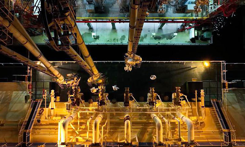 近日，中國海油廣東大鵬LNG完成國內首次LNG（液化天然氣）船舶夜航靠離泊作業，這意味著中國海油具備了全時段LNG船舶靠離泊作業能力，預計碼頭泊位利用率將由65%提升到75%~80%。圖為6.5萬噸液化天然氣上岸后，將為粵港澳大灣區民生和經濟發展提供能源保障。