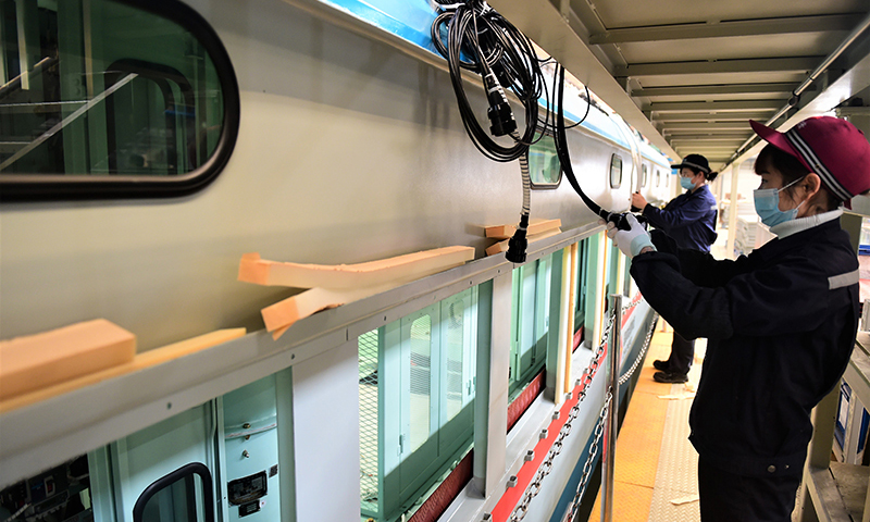 圖為檢修車間工人進行機車接插件檢查。（新華社記者 王民 攝）