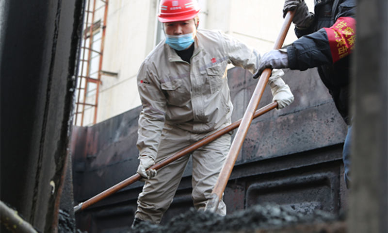 圖為西安熱電廠成立黨團(tuán)員突擊隊(duì)，應(yīng)對凍煤接卸難題。