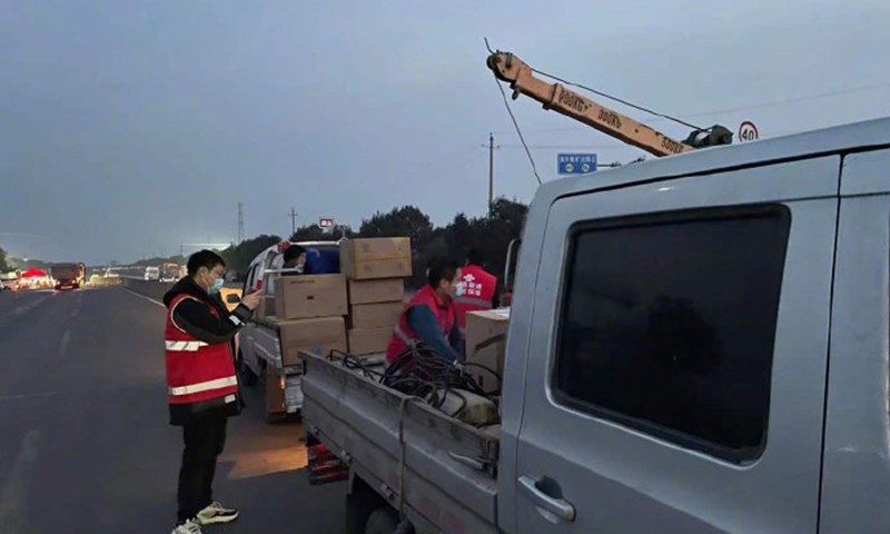 截至1月16日12時，中國鐵塔許昌分公司累計(jì)投入保障人員904人次，進(jìn)行應(yīng)急保障，確保隔離點(diǎn)等防疫重要區(qū)域通信網(wǎng)絡(luò)平穩(wěn)運(yùn)行。