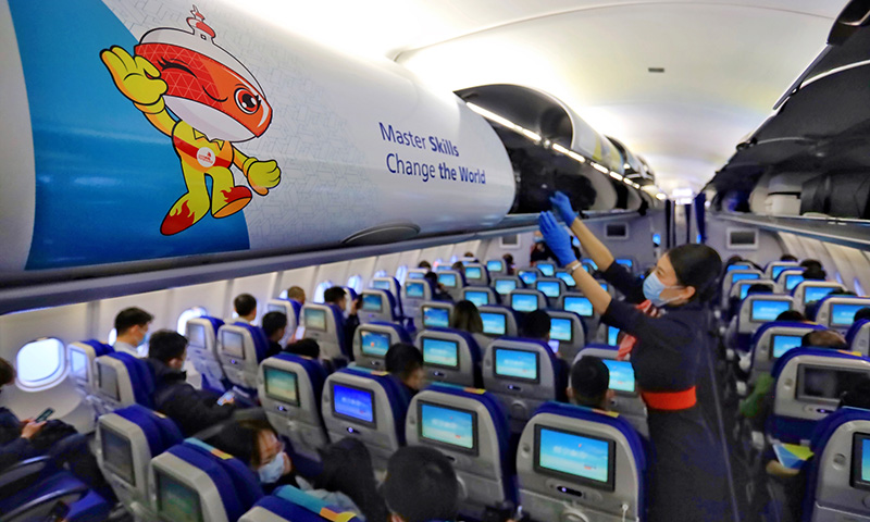 東航將攜手有關(guān)各方，發(fā)揮航空“空中橋梁”作用，向全世界展示“世賽形象”、上海形象，傳遞世賽精益求精的工匠精神，讓四海賓客更好地感受“世賽文化”、傾聽“世賽聲音”、共赴“世賽之約”。圖為首航航班上客艙布置和環(huán)節(jié)設(shè)置中都融入豐富的世賽元素。