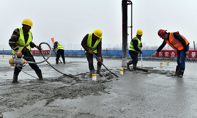 3月16日，濟（南）萊（蕪）高速鐵路節點工程歷城站特大橋道岔現澆梁澆筑完成，為后續施工奠定堅實基礎。圖為中鐵十局工作人員在濟萊高鐵歷城站特大橋進行道岔現澆梁澆筑作業。（新華社記者 郭緒雷 攝）