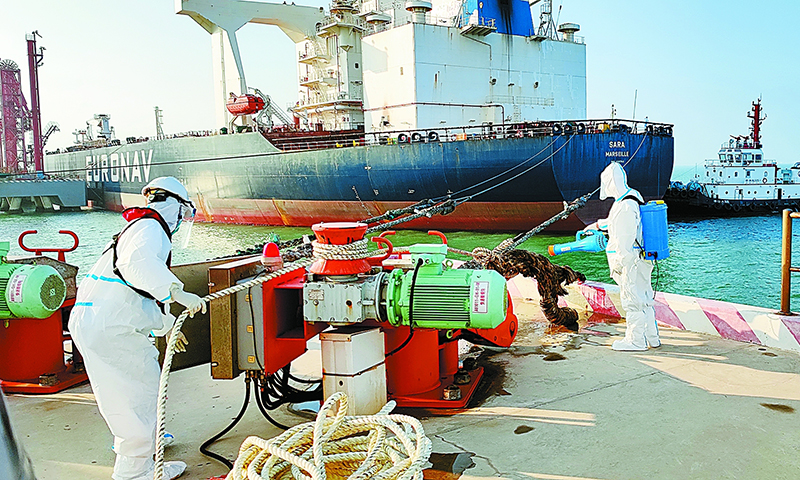 面對疫情防控嚴峻形勢，中科煉化升級防疫措施，強化人員管控、門禁管理、場所消殺等工作，持續織密疫情防控網。圖為外籍船靠泊中科煉化碼頭，工作人員認真做好消殺工作。