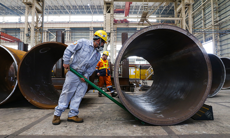 項目團隊精心把控每一道工序、每一個細節，全力保障導管架陸地建造高效推進。圖為施工人員撬動導管，為質檢工作做好準備。