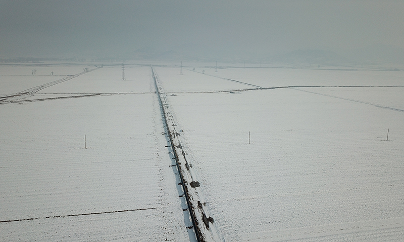 近日獲悉，橫跨陜、晉、冀三地的我國最長煤層氣長輸管道神木—安平煤層氣管道工程（簡稱神安管道）陜西至山西段開工建設，該段工程為神安管道最后一段。神安管道是國家《煤層氣（煤礦瓦斯）開發利用“十三五”規劃》中所列重點建設項目，由中聯公司統籌建設。圖為風雪中，神安管道全速施工。