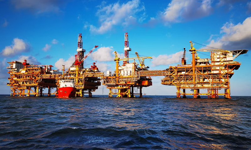 錦州25-1南油氣田位于渤海遼東灣中部，目前，這座海上“巨無霸”已成為亞洲最大的海上連體平臺，也是我國北方最大的海上原油與天然氣管網(wǎng)調(diào)控樞紐，為保障國家能源安全、推動我國北方保供做出重要貢獻。圖為遼東作業(yè)公司錦州25-1南油氣田四星連珠近景。