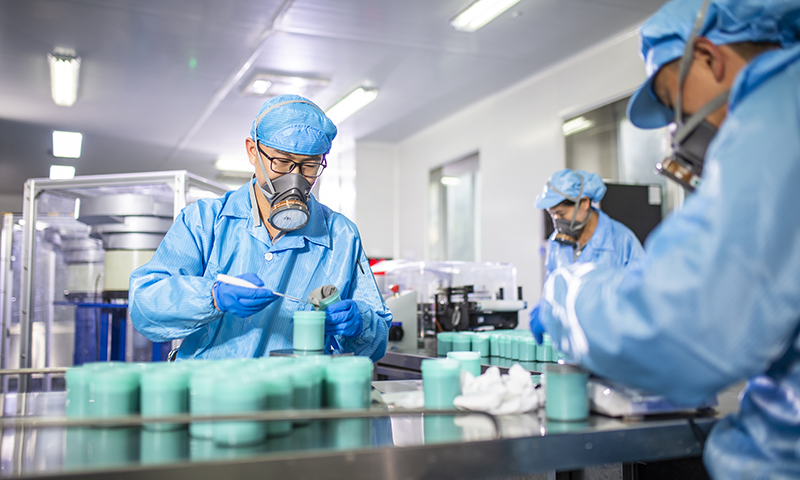 精深加工端全力攻堅(jiān)國(guó)家急需的錫銦新材料“卡脖子”技術(shù)，延長(zhǎng)新材料產(chǎn)業(yè)鏈，實(shí)現(xiàn)自主可控的產(chǎn)品進(jìn)口替代。圖為云錫錫材深加工產(chǎn)品錫膏包裝工序。