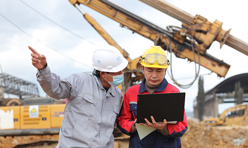 年產20萬噸雙氧水項目罐區土建完成90%，管橋土建完成80%，預計4月30日將完成主裝置土建封頂。圖為云天化年產20萬噸雙氧水項目建設現場的工程人員。