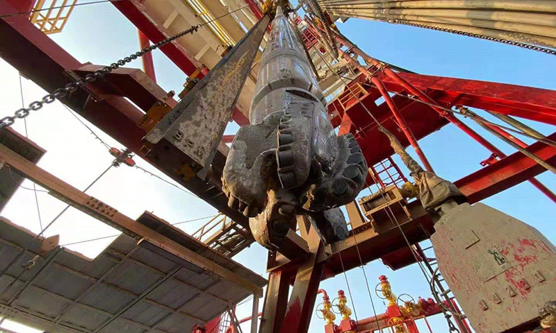 旋轉(zhuǎn)導(dǎo)向鉆井與隨鉆測井技術(shù)被譽為石油鉆井技術(shù)“皇冠上的明珠”，中國海油“璇璣”系統(tǒng)可以精準(zhǔn)控制地下幾千米的鉆頭“瞄著”油層去，“聞著”油味鉆，甚至可以“遙控駕駛”鉆具在0.7米的薄油層中橫向或斜向穩(wěn)定穿行1000米以上。