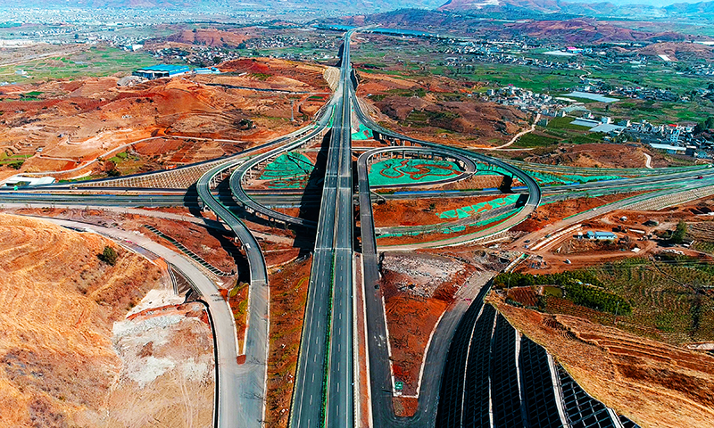 賓南高速是云南踐行“一帶一路”倡議、長江經濟帶發展戰略和昆瑞對外開放經濟帶建設等實施機遇下的重點工程。圖為賓川樞紐立交。賓南高速重點控制性工程，是云南省目前建設規模最大、投資最大、難度最大的高速公路互通樞紐立交。立交上跨建設中的滇中引水工程，下穿祥云鐵路線，4次跨越554國道，建設規模龐大，交叉作業錯綜復雜，施工難度極大。