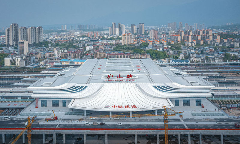 近日，由中國鐵建承建的安九高鐵廬山站嶄新亮相。廬山站是安九高鐵沿線最大的站房，屬于既有站房擴(kuò)建改造工程，站房面積由原來的4千平方米擴(kuò)建至6萬平方米，是原有面積的15倍。圖為廬山站外觀。